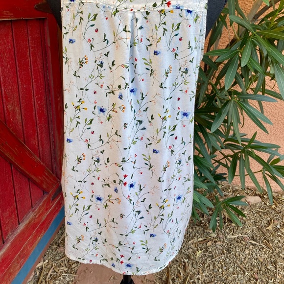 Spring Time Sleeveless Blouse - Picture 4 of 5